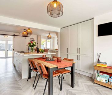Exceptional five bedroom family home with garden & parking - Photo 6