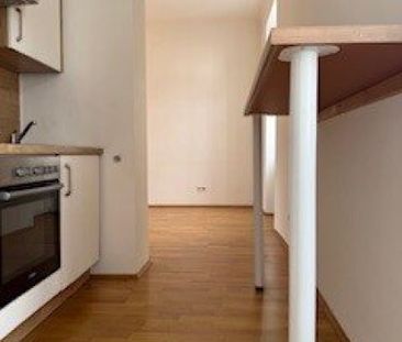 Charmante, lichtdurchflutete Wohnung in zentraler Lage: 2 Zimmer, d... - Foto 4