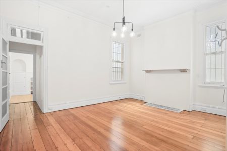 GENEROUSLY LARGE - BEAUTIFULLY APPOINTED ART DECO FLAT - Photo 3
