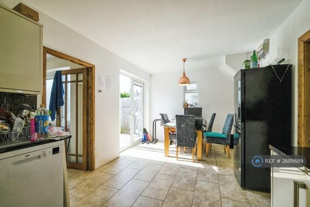 4 bedroom semi-detached house to rent - Photo 1