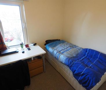 4 bedroom end of terrace house to rent - Photo 5