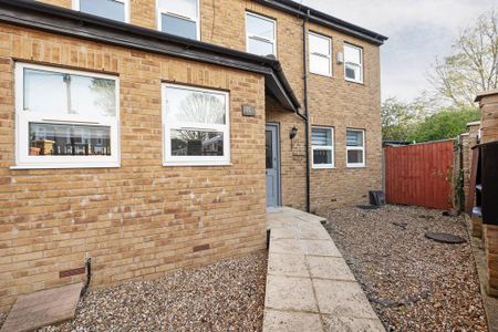 4 bedroom detached house to rent - Photo 2