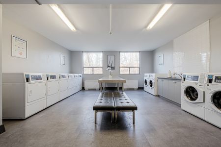 Stubbs Apartments - 2 Bedroom + Den - Photo 2