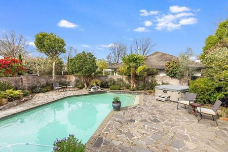 Charming 4BR Home w/ Pool & Spa - Photo 4