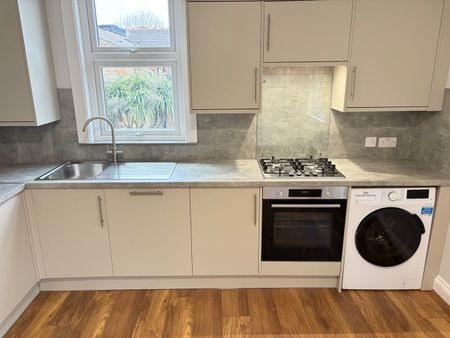 4 Bed Maisonette, Very Near South Ealing Tube Area, W5 - Photo 2