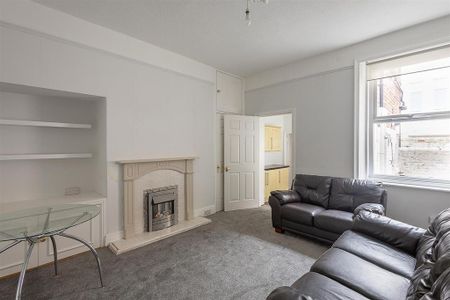 2 bedroom flat to rent - Photo 2