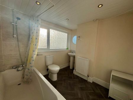 Portlands, Fairfields Avenue Bramley - Photo 3