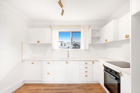 Renovated top floor unit - Photo 5