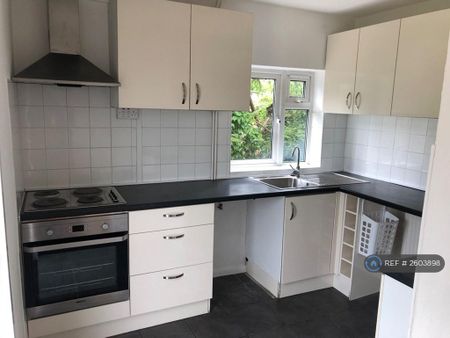3 bedroom semi-detached house to rent - Photo 4