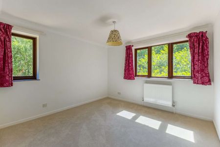 Substantial four-bedroom detached home set within generous private grounds available now - Photo 5