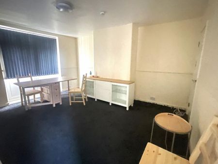 5 bedroom semi-detached house to rent - Photo 3