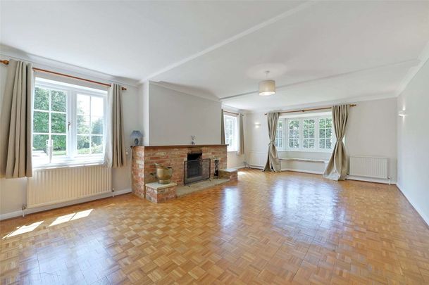 A well-presented detached house accessed via electric gates with wonderful gardens and far reaching views. - Photo 1