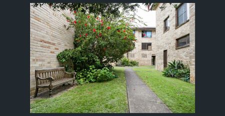 Bright & Refreshed Two Bedroom Apartment - Photo 4