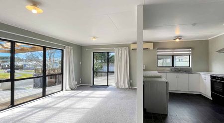 KELVIN GROVE - 3 BEDROOMS - Photo 2