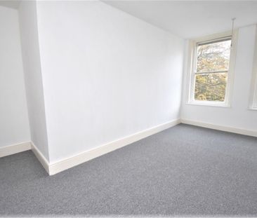 Flat to rent - Castle Hill, Rochester, ME1 - Photo 2