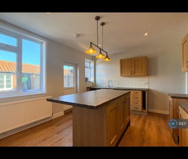 4 bedroom semi-detached house to rent - Photo 4
