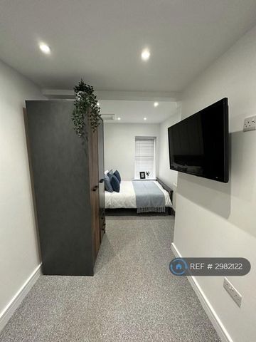 1 bedroom in a house share to rent - Photo 2