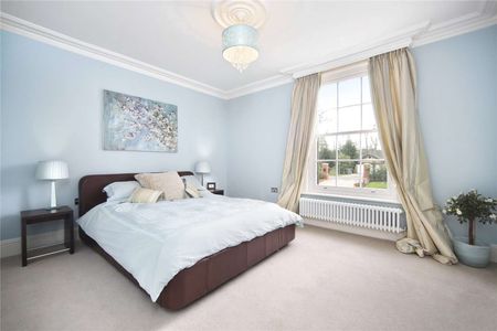 An attractive detached family home. - Photo 5