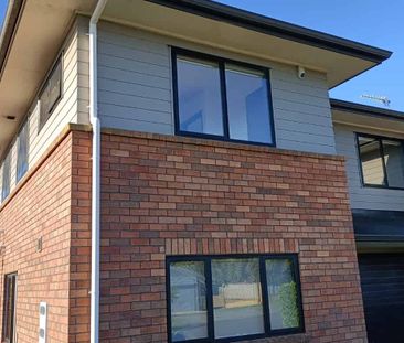 Townhouse in Isabella Drive - Photo 2