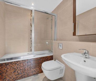 3 bedroom flat to rent - Photo 6