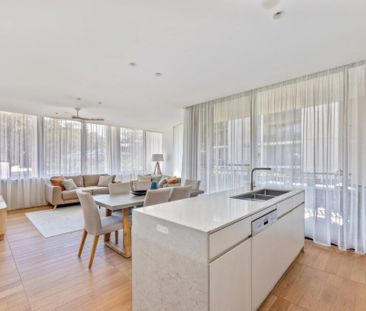 Expansive Designer Apartment in Prestigious Newmarket - Photo 2