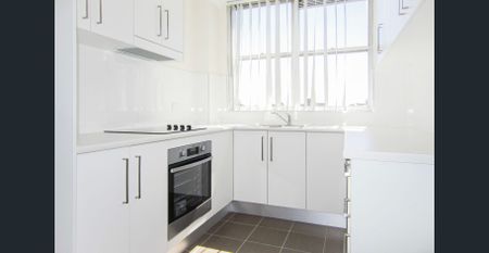 BRIGHT APARTMENT IN PRIME CHATSWOOD LOCATION - Photo 2