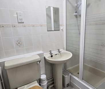 1 bedroom in a house share to rent - Photo 4