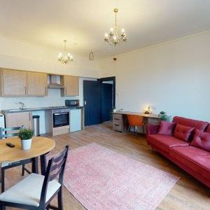 1 bedroom in a house share to rent - Photo 2