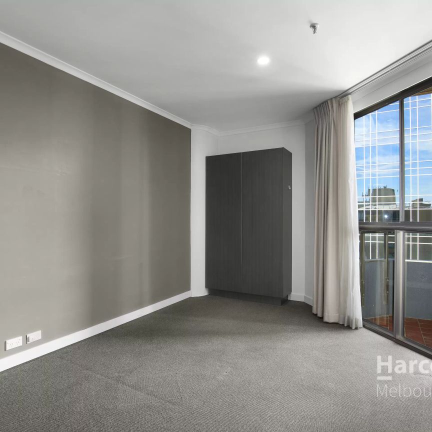 Spacious Two Bedroom Apartment with Carpark! - Photo 1