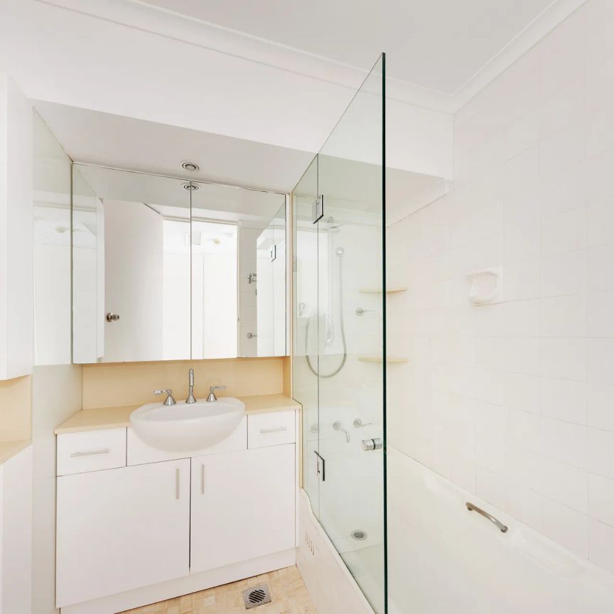 Studio Apartment in Resort-Style Complex Offering Ideal Location - Photo 1