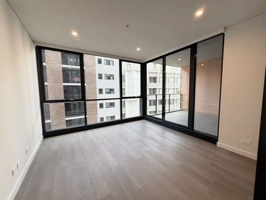 Brand New Luxtury 1 Bed+Study Apartment in the Heart of Zetland - Photo 1