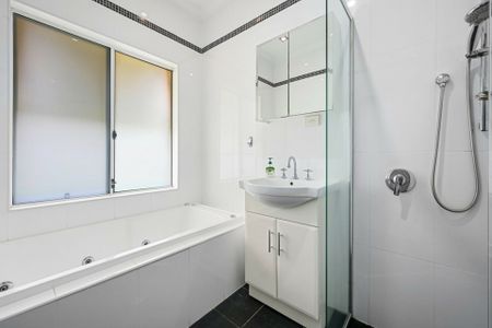 Charming 3- bedroom home - Photo 4