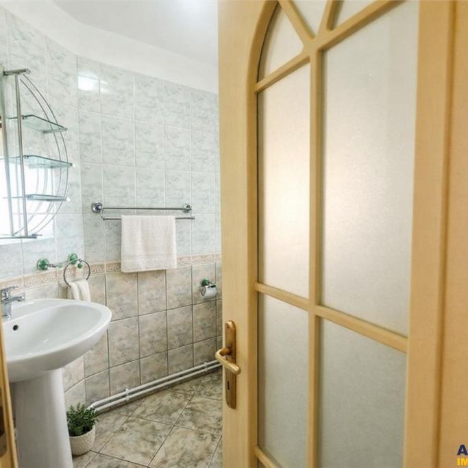Vila impetuoasa pe 700mp teren:Spatiu versatil pentru locuin - Fotografie 1