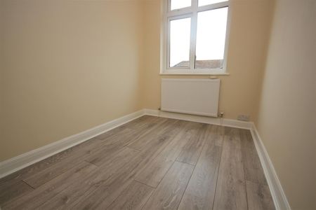 3 bedroom Terraced House to let - Photo 4