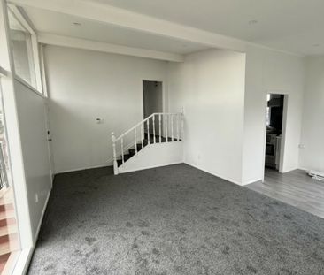 Home in the heart of Manurewa! - Photo 2