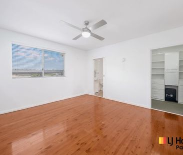 Modern 4-Bedroom Family Home with Entertaining Space - Photo 2