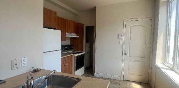 Beau 3 ½ lumineux et bien situé - Photo 2