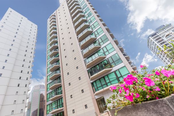 Spacious, furnished apartment in the City Gardens Apartments available now. Free use of the gym included. - Photo 1