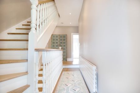 Six bedroom Semi-Detached House to Rent in Highgate, London NW6 - Iconic Pink Floyd Home - Photo 3