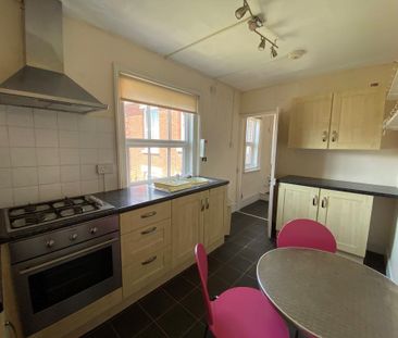 3 bedroom flat to rent - Photo 6