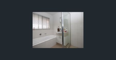 Spacious, Well Maintained, Family Abode ** Break Lease - Benefit From Initial 3 Months' Rent Under Market Price ** - Photo 4