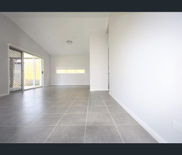 Modern Family Living in a Convenient Elderslie Location - Photo 2