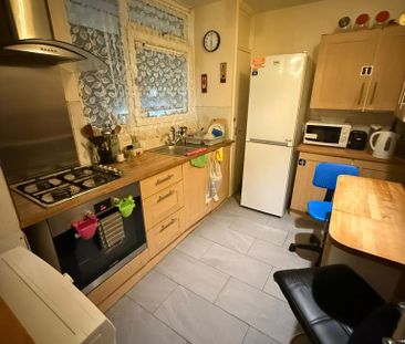 4 bedroom flat share to rent - Photo 4