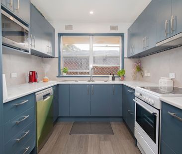 Relaxed Merewether Heights Living - Elevated Home Close to Beach & ... - Photo 2