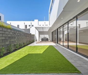 Contemporary two-storey home in a prime location! - Photo 6