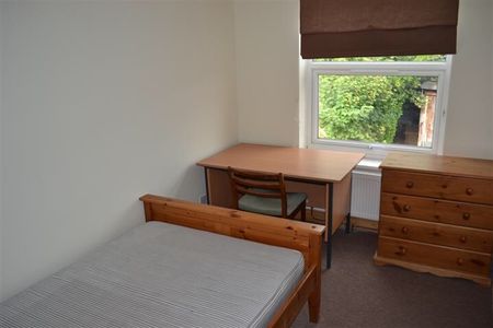 4 Bed Terraced House, Berkeley Road, SO15 - Photo 2