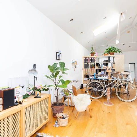 Large studio space with balcony and roof terrace in the heart of Bethnal Green - Photo 1