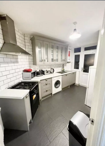 1 bedroom in a house share to rent - Photo 5