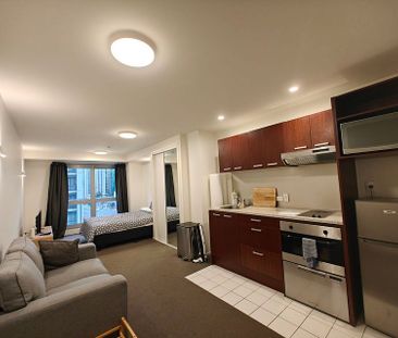 Cosy Furnished Studio with Sky Tower Views - Photo 4