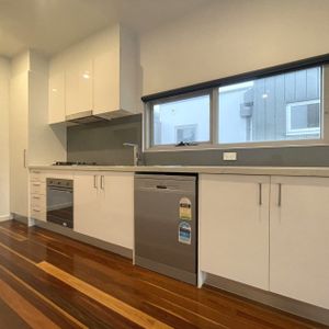 Townhouse-Effortless Lifestyle In A Great Location! - Photo 2